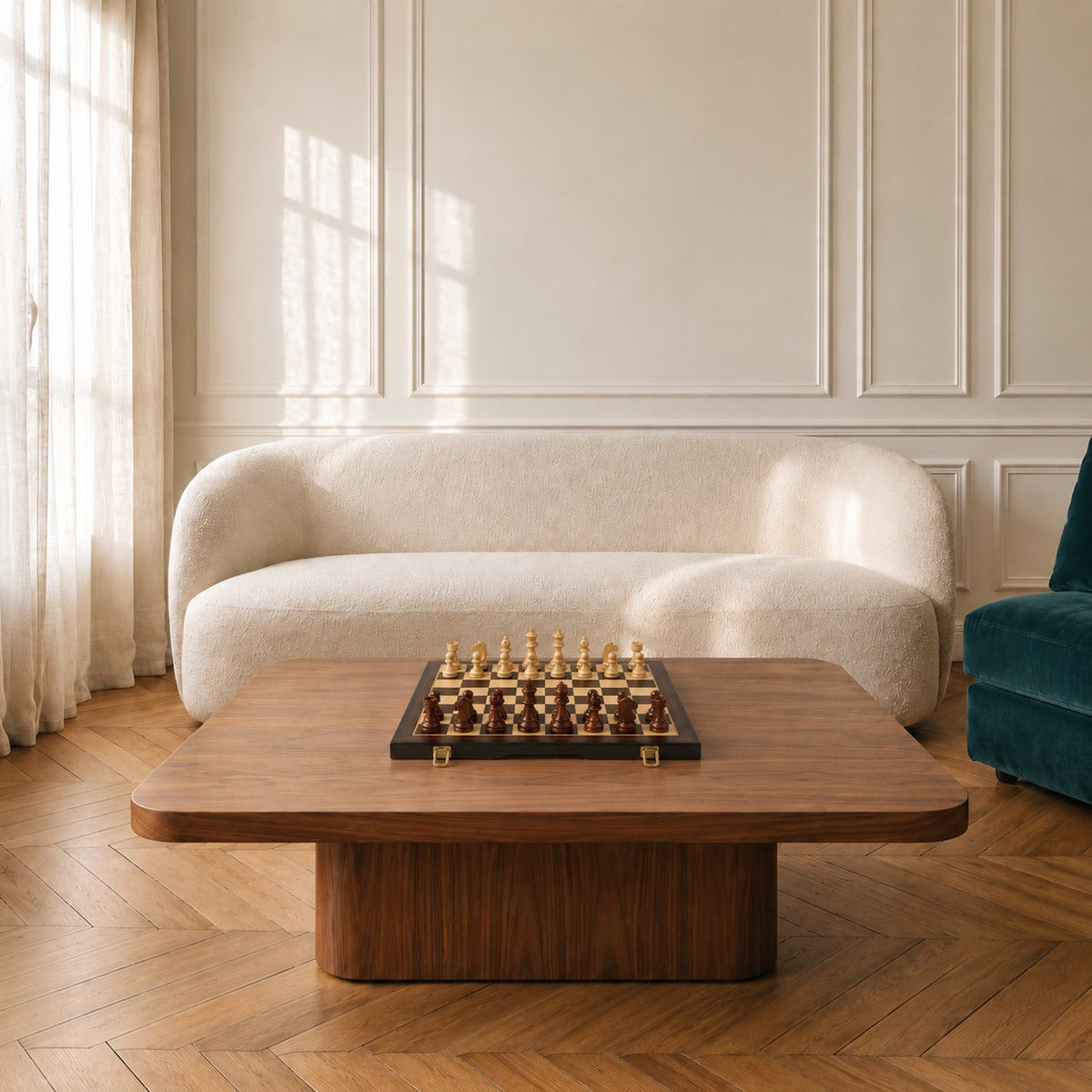 Italienne, échiquier pliant en bois, posé sur une table basse de salon