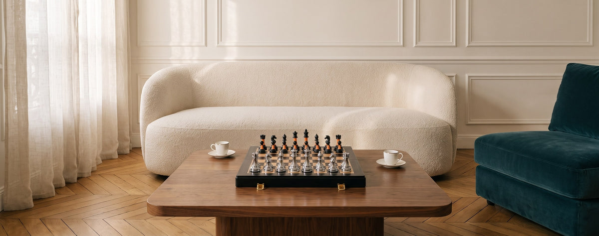 Échiquier pliant posé sur une table basse en noyer dans un salon clair