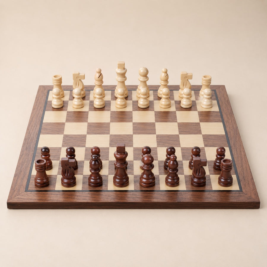 Anglaise, échiquier en bois classique · vue d'ensemble sur fond beige
