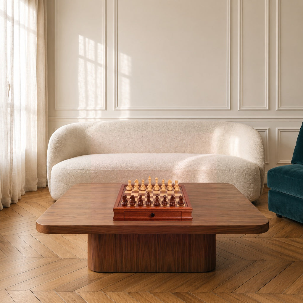 Berlinoise, échiquier coffret à deux tiroirs en bois · posé sur une table basse de salon