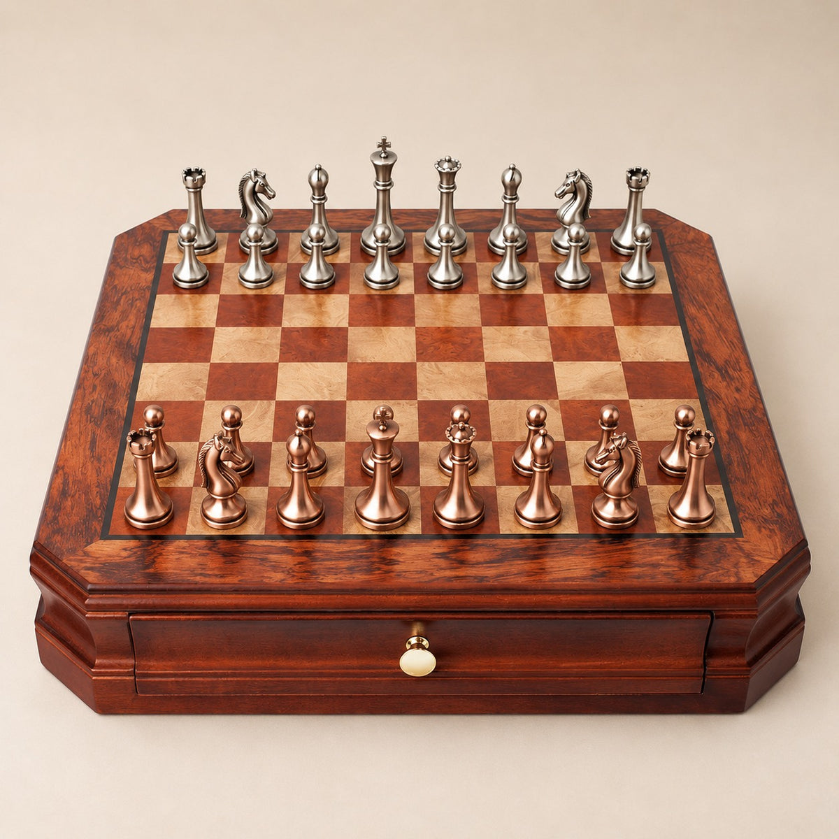 Clouage, coffret d’échecs octogonal façon ronce · vue d'ensemble sur fond beige