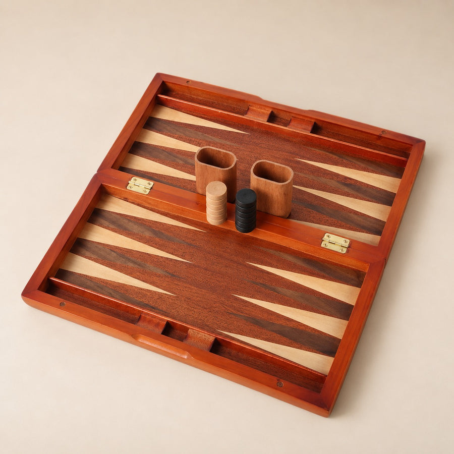 Doublet, backgammon en bois · coffret ouvert sur fond beige