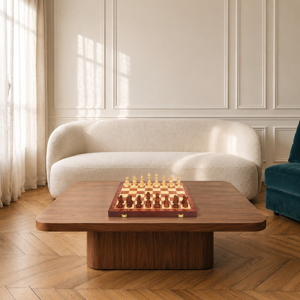 Espagnole, échiquier pliant aimanté en bois · posé sur une table basse de salon