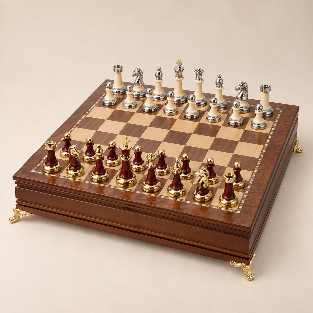 Fianchetto, coffret d’échecs sur pieds dorés · vue d'ensemble sur fond beige