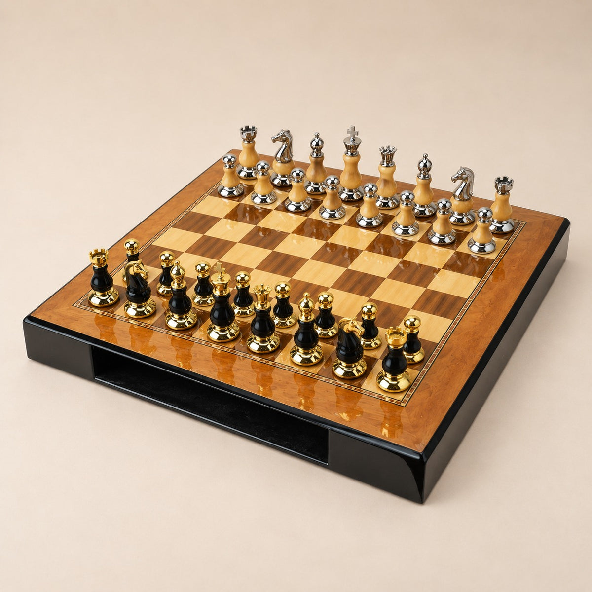 Forteresse, coffret d’échecs laqué à tiroirs · vue d'ensemble sur fond beige