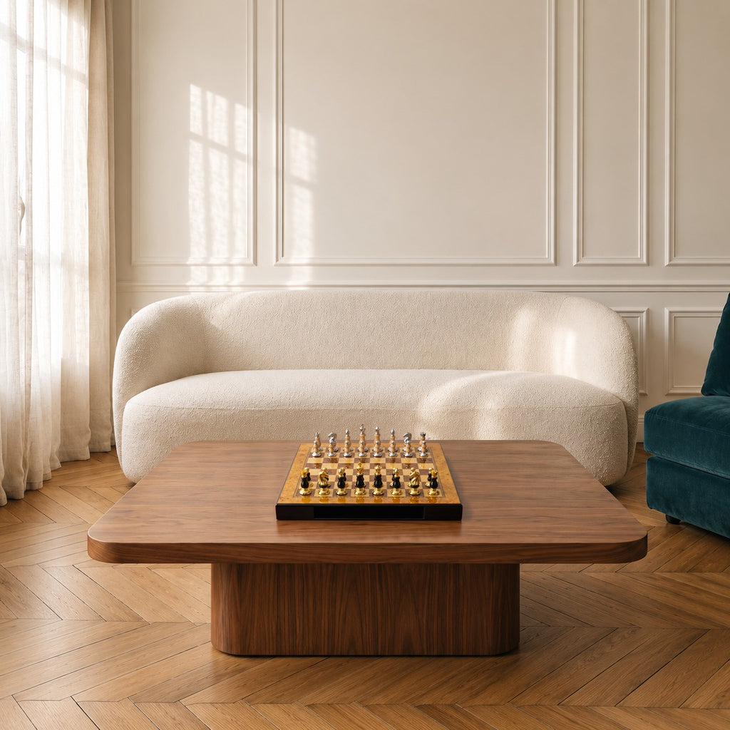Forteresse, coffret d’échecs laqué à tiroirs · posé sur une table basse de salon