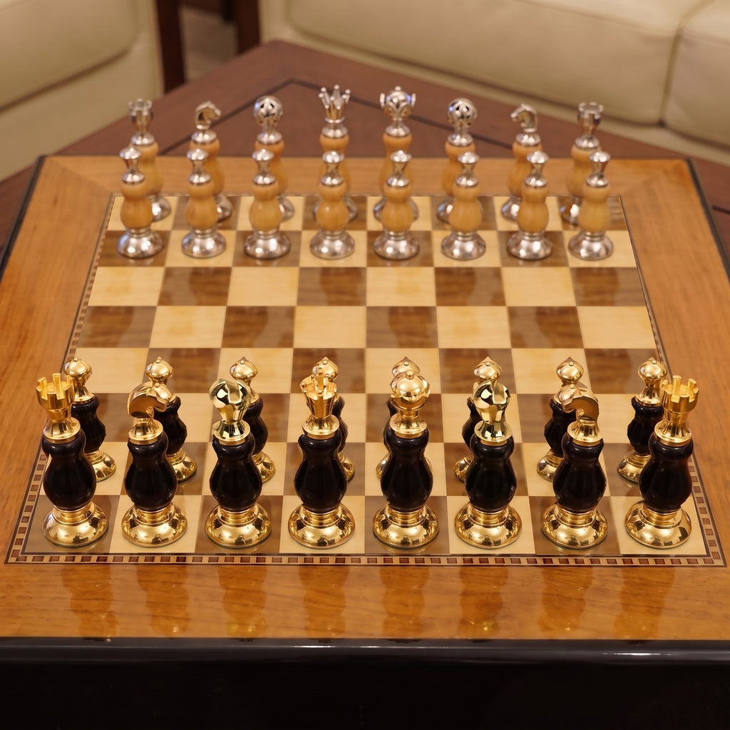 Forteresse, coffret d’échecs laqué à tiroirs · gros plan sur les pièces