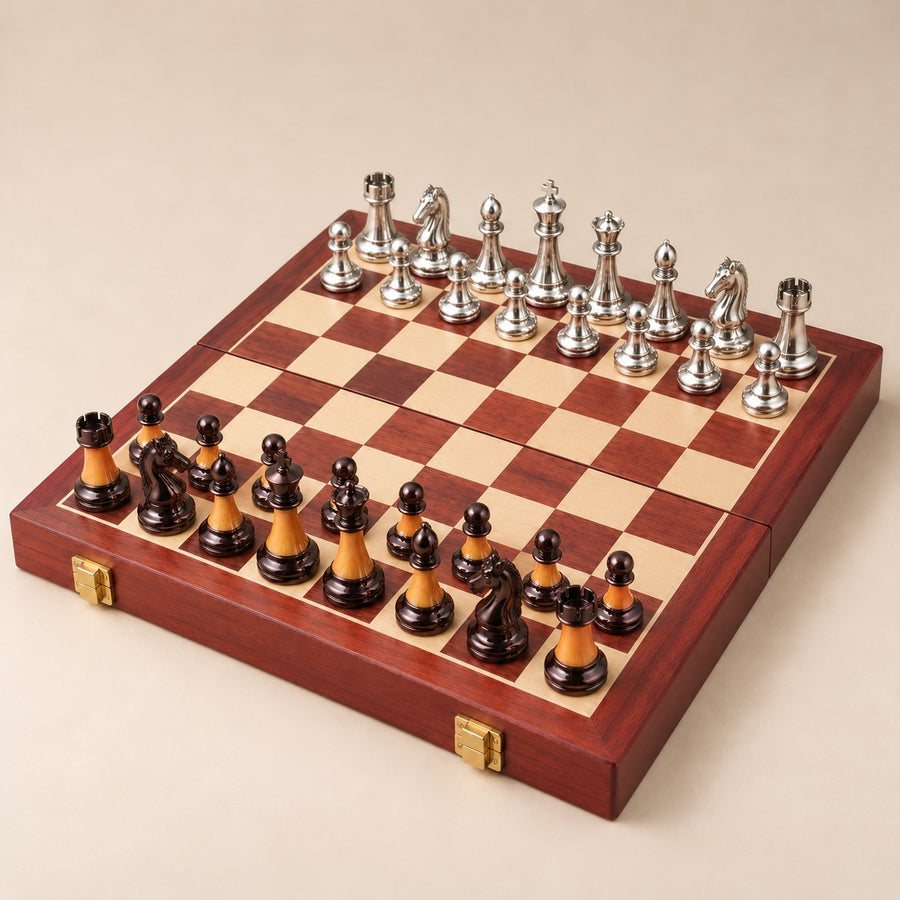 Fourchette, échiquier pliant en bois rouge · vue d'ensemble sur fond beige