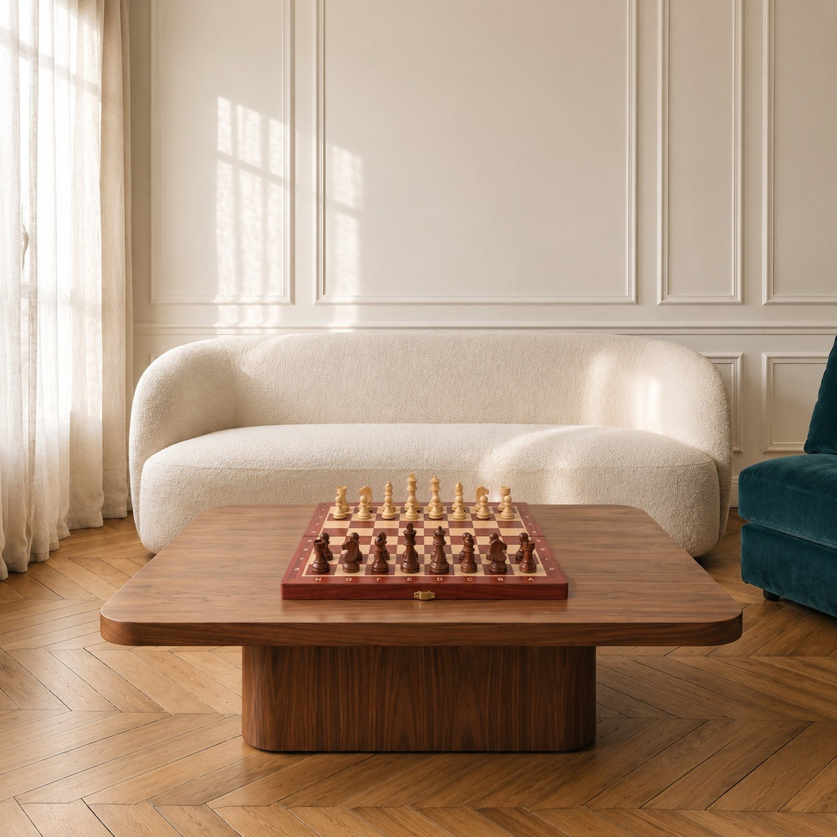 Hollandaise, échiquier pliant en bois · posé sur une table basse de salon