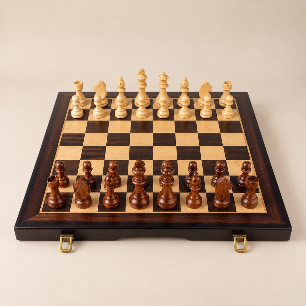 Italienne, échiquier pliant en bois · vue d'ensemble sur fond beige