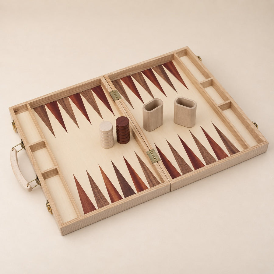 Jan, backgammon en mallette de bois clair · coffret ouvert sur fond beige