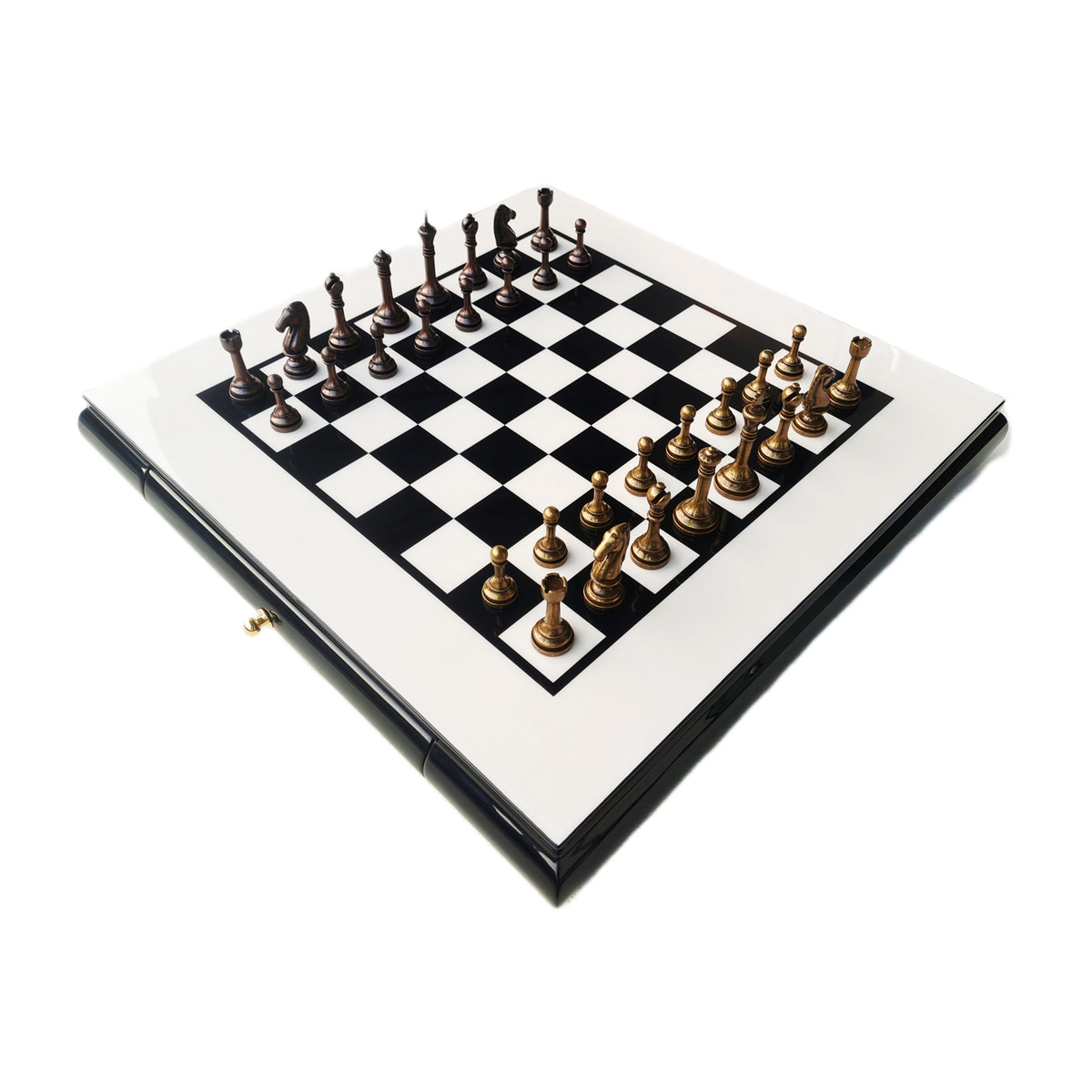 Ouverture, échiquier laqué blanc façon piano à tiroirs, pièces couleur bronze · photo du fournisseur