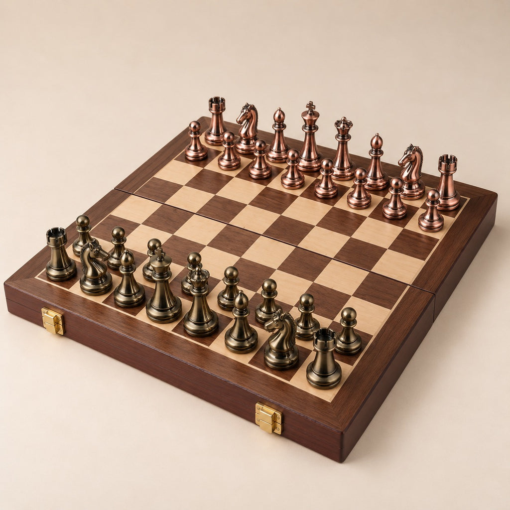 Pat, échiquier pliant en coffret de bois · vue d'ensemble sur fond beige