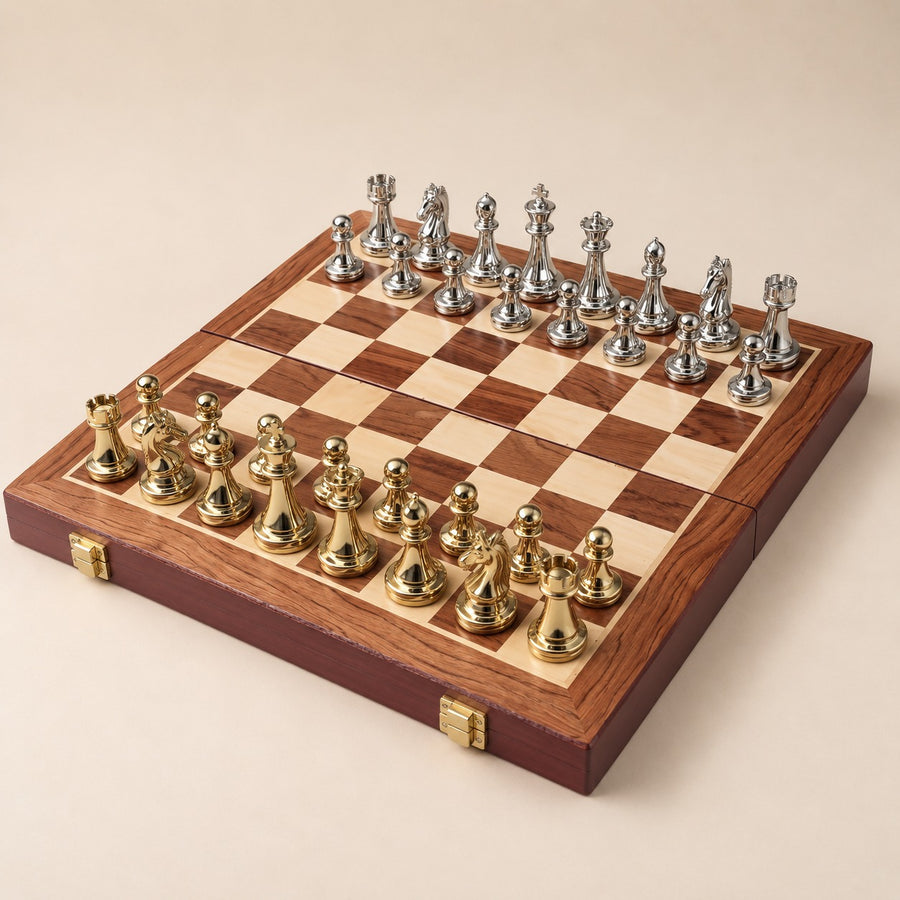 Roque, échiquier pliant en bois · vue d'ensemble sur fond beige