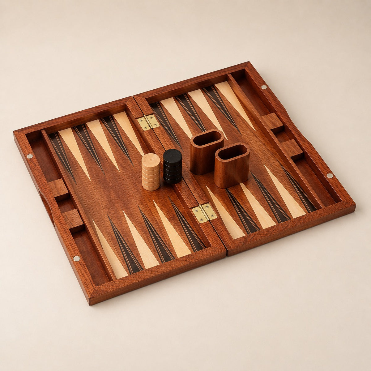 Trictrac, backgammon pliant en bois · coffret ouvert sur fond beige