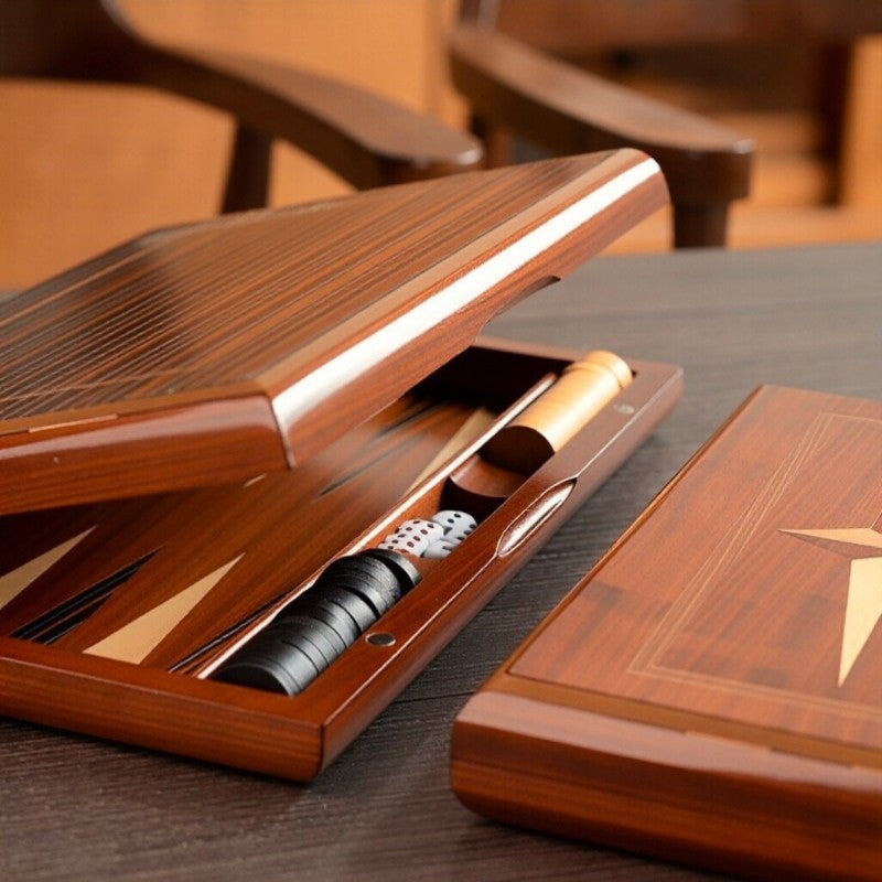 Trictrac, backgammon pliant en bois, pions, dés et gobelets · photo du fournisseur