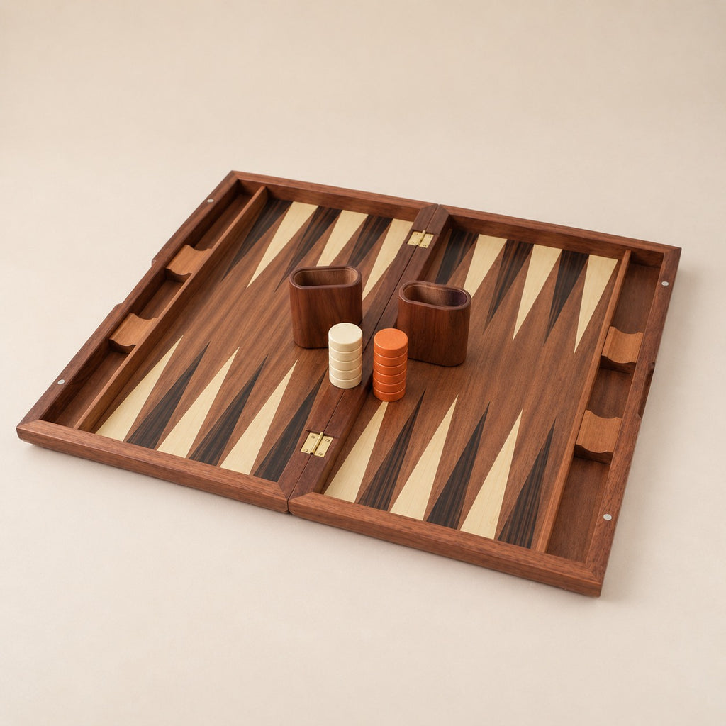 Videau, backgammon pliant en bois · coffret ouvert sur fond beige
